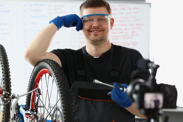 Feliz faz-tudo tenta consertar o processo de filme de bicicleta quebrado na câmera de vídeo