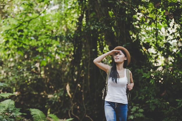 Feliz, femininas, turista, para, viagem, em, selvagem, viagem, hiking, durante, férias