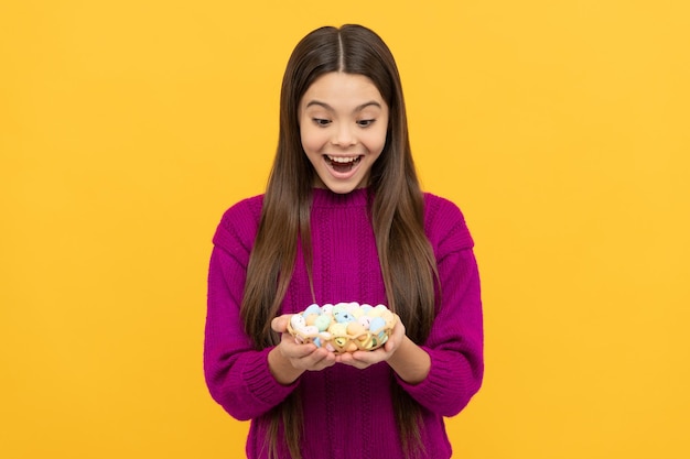 Feliz feriado de Páscoa. criança segura ovos de codorna. menina adolescente usa sorrindo. caça ao coelhinho da Páscoa. comida tradicional de férias. Pronto para a festa. Infância feliz. coelhinho alegre.