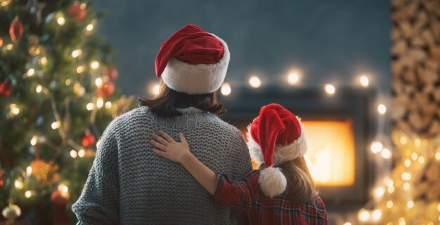 Feliz feriado, mãe e filhas pintando ovos. Família comemorando a Páscoa