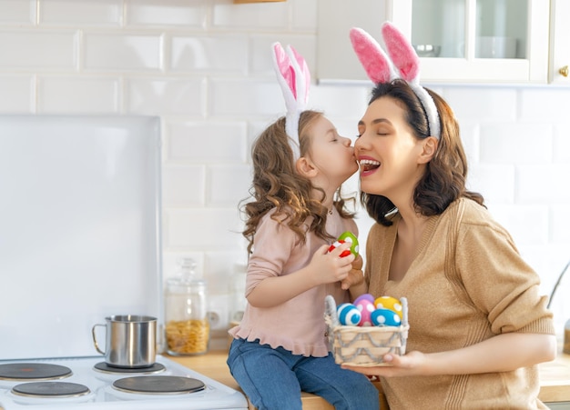 Feliz feriado Uma mãe e sua filha estão pintando ovos Família se preparando para a Páscoa