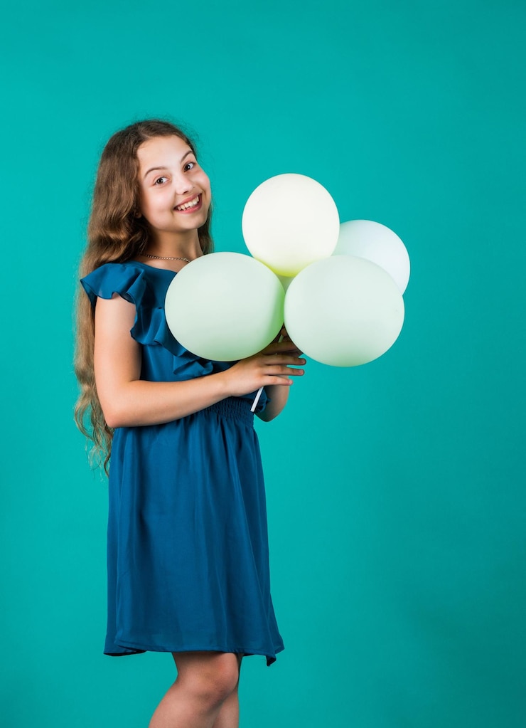 Foto feliz festa de aniversário menina pequena com balão de festa prepare-se para o feriado pronto para celebrar o conceito de sonhar a felicidade da infância criança moda beleza imaginação e inspiração