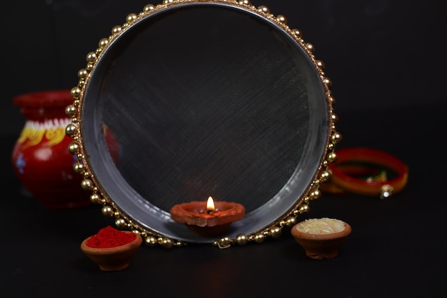 Feliz festival karwa chauth, mujer india que realiza el ritual hindú del festival casado de karwa chauth