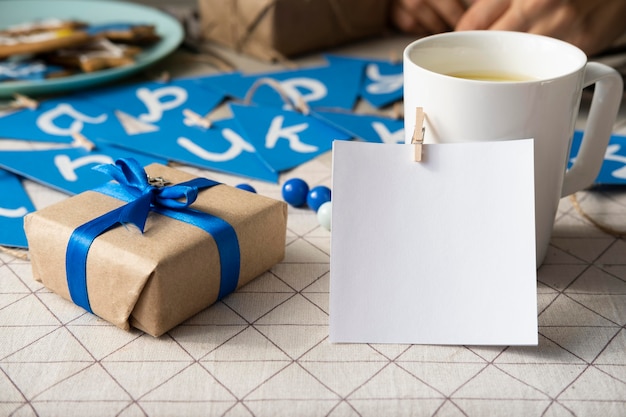 Feliz festival tradicional de hanukkah con taza de café