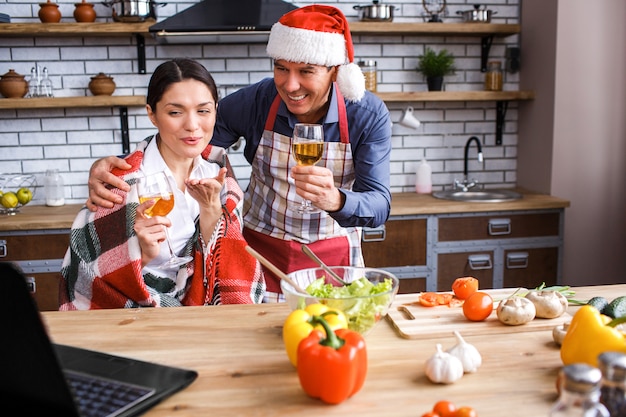 Feliz festivo hombre y mujer en la cocina.