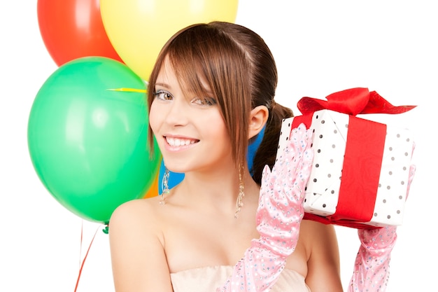 Feliz fiesta adolescente con globos y caja de regalo