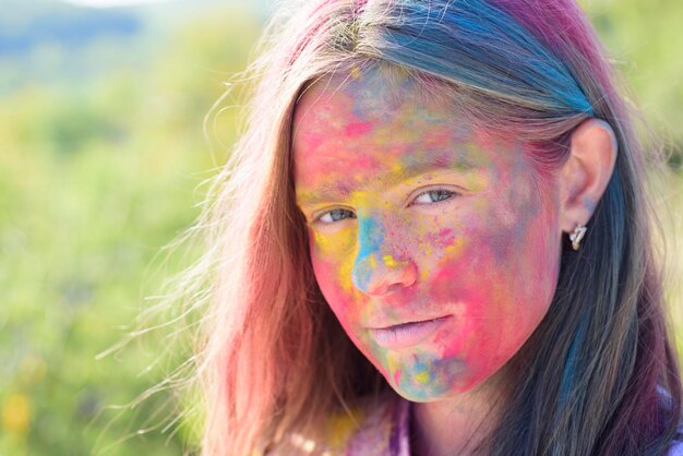 Feliz fiesta juvenil Optimista Vibra primavera positiva y alegre Loca chica hipster Niño del clima de verano con arte corporal creativo maquillaje de pintura de neón colorido Arte corporal que brilla en luz ultravioleta