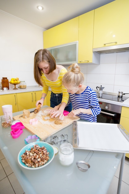 Feliz fim de semana - Irmãs cozinham biscoitos Linzer na cozinha