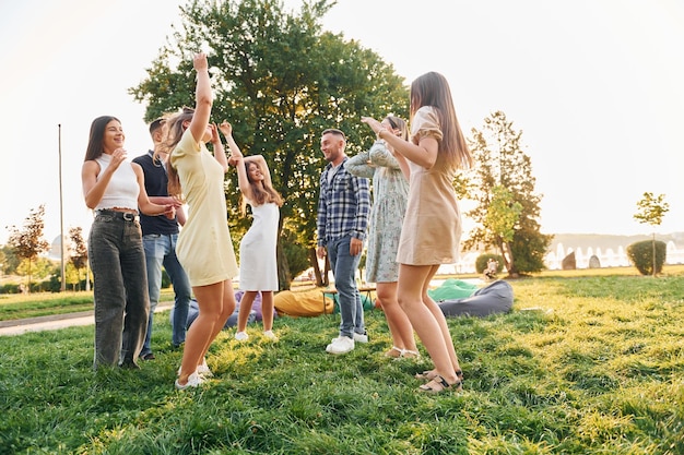 Feliz fin de semana gastando Grupo de jóvenes tienen una fiesta en el parque durante el día de verano