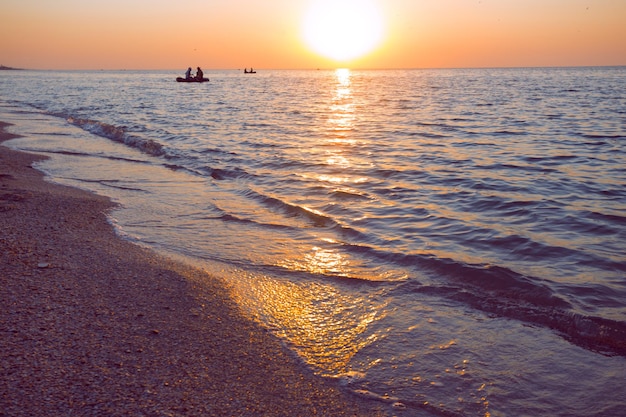 Feliz fin de semana junto al mar - paisaje ucraniano en el mar de Azov, Ucrania