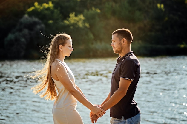 Feliz flertando casal apaixonado beijando e tendo um encontro ao ar livre jovem casal no piquenique de verão com