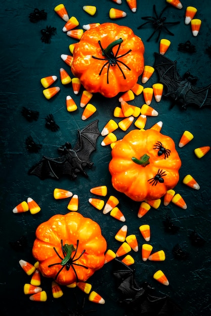 Feliz fondo azul de Halloween con calabazas, murciélagos, arañas y maíz dulce Borde de marco con espacio de copia