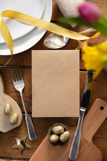 Feliz fondo de celebración de Pascua. Mesa decorada con menú en blanco.