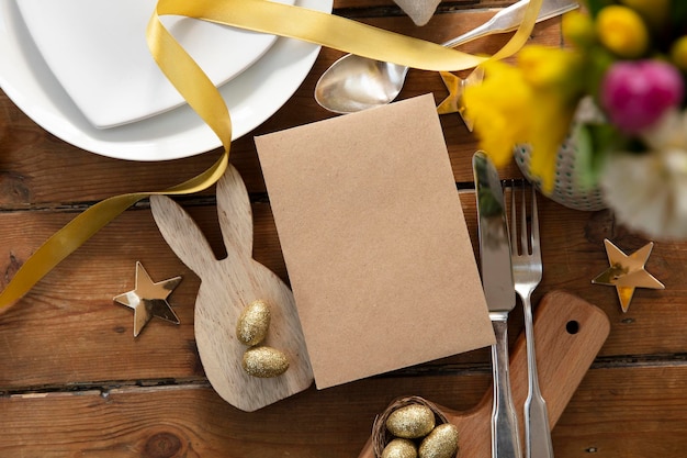 Feliz fondo de celebración de Pascua. Mesa decorada con menú en blanco.