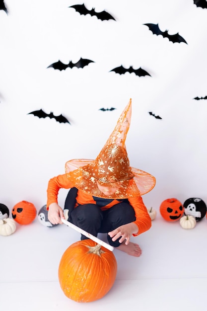 Feliz fondo de Halloween con calabaza naranja y chico rubio disfrazado de Halloween