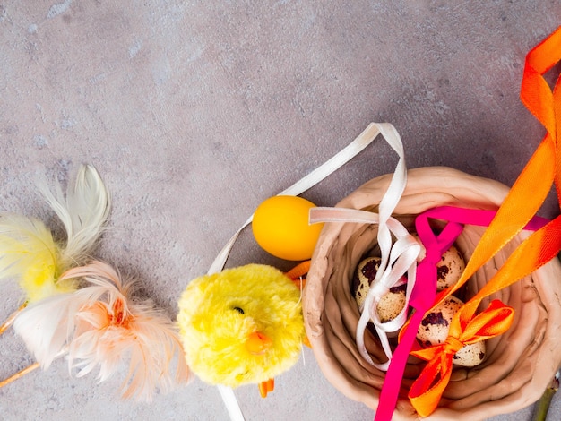 Feliz fondo de Pascua Huevos de Pascua y pollito amarillo y tazón de arcilla Huevos y pollo como símbolo de Pascua Saludos de Pascua Composición de primavera