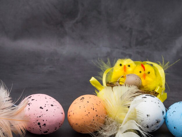 Feliz fondo de Pascua Huevos de Pascua y pollo amarillo Huevos y pollo como saludos de símbolo de Pascua