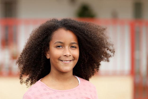 Feliz garota afro-americana com cabelo afro