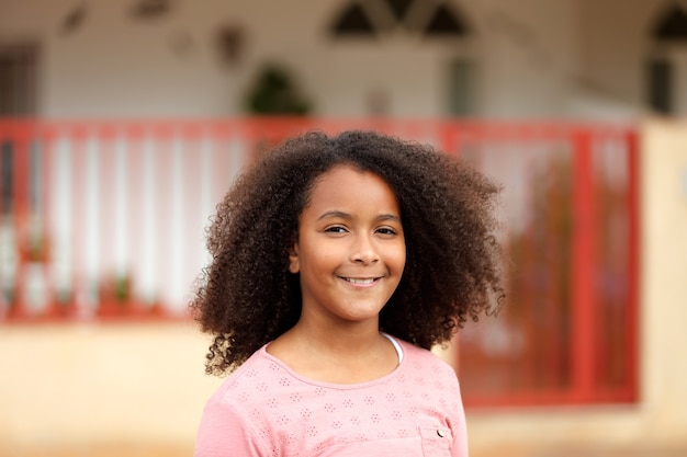 Feliz garota afro-americana com cabelo afro