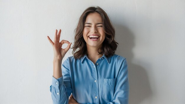 Foto feliz garota sincera rindo e mostrando ok sinal para elogiar boa piada se divertindo concordar ou como alguma vez