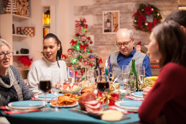 Feliz gran familia y deliciosa comida en la reunión familiar de Navidad.