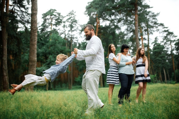 Foto feliz gran familia juntos madre, padre, niños divirtiéndose