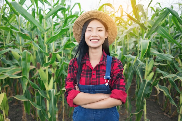 Feliz granjero en el campo de maíz