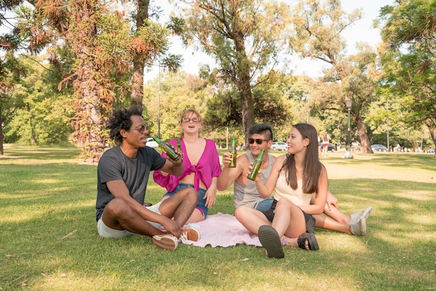 Un feliz grupo de amigos disfrutando de un día soleado juntos en un parque