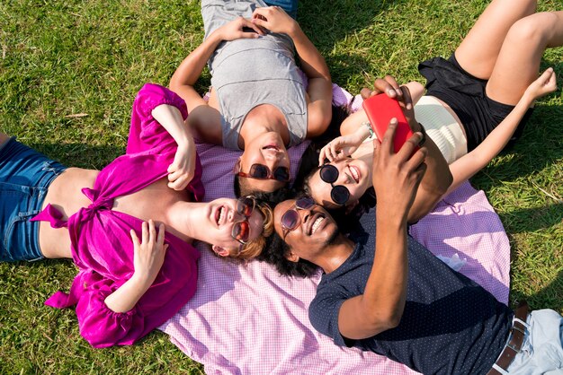 Un feliz grupo de amigos disfrutando de un día soleado juntos en un parque