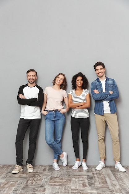 Foto feliz grupo de amigos que se encuentran aisladas