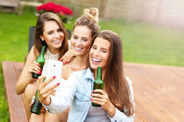 feliz grupo de amigos tomando una cerveza al aire libre