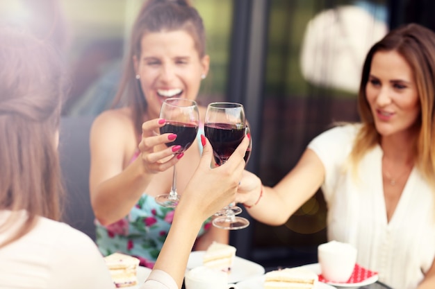 Foto feliz grupo de amigos con vino tinto