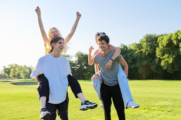 Feliz grupo de adolescentes se divertindo ao ar livre