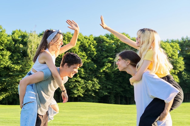 Feliz grupo de adolescentes se divertindo ao ar livre