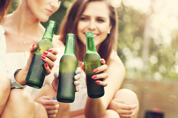 feliz grupo de amigos tomando uma cerveja ao ar livre