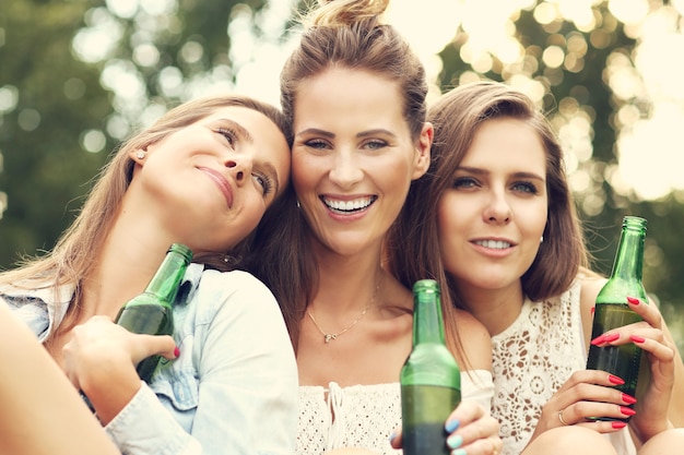 feliz grupo de amigos tomando uma cerveja ao ar livre