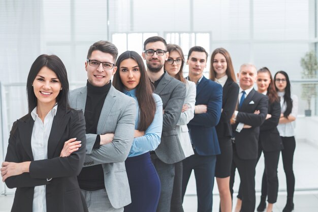 Feliz grupo de diversos jovens em pé em uma fileira. o conceito de trabalho em equipe