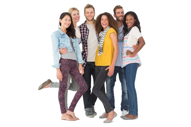 Feliz grupo de jovens amigos sorrindo para a câmera