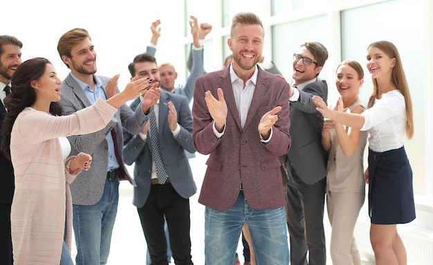 Feliz grupo de jovens empresários criativos aplaudem