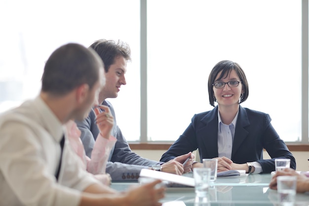 feliz grupo de jovens empresários tem reunião na sala de conferências e discutem sobre novas ideias e planos