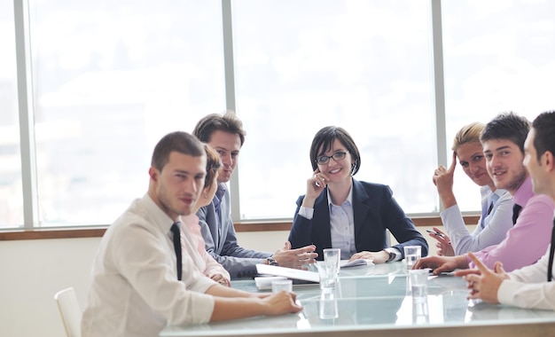 feliz grupo de jovens empresários tem reunião na sala de conferências e discutem sobre novas ideias e planos