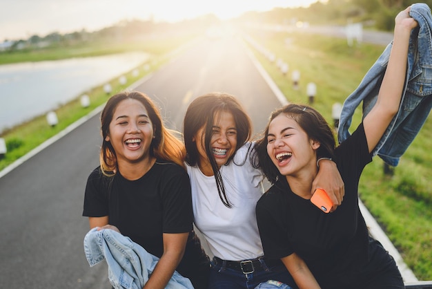 Foto feliz grupo de jovens estilo de vida da nova geração