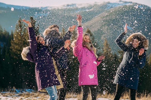 Feliz grupo de jovens na montanha