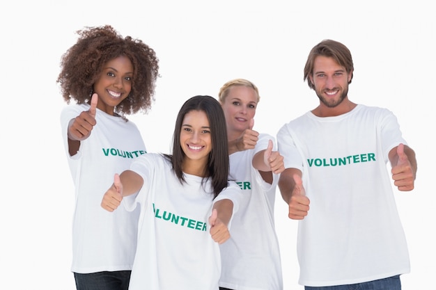 Foto feliz grupo de voluntários dando pulso para cima