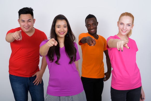 Foto feliz grupo diverso de amigos multiétnicos sorrindo