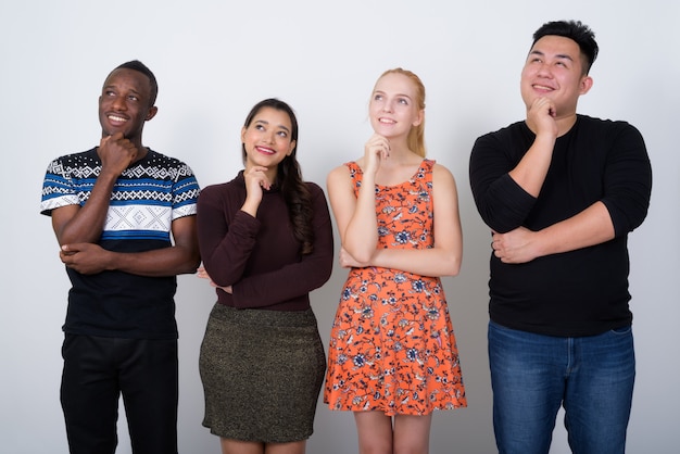 Foto feliz grupo diverso de amigos multiétnicos sorrindo