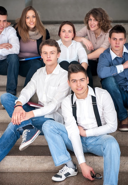 Foto feliz grupo de estudiantes