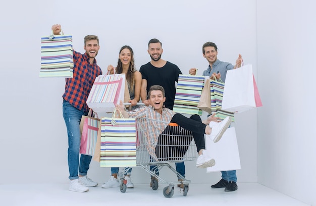 Feliz grupo de jóvenes con bolsas de comprasfoto con espacio de copia