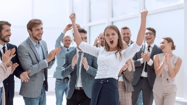 Feliz grupo de jóvenes empresarios creativos concepto de éxito