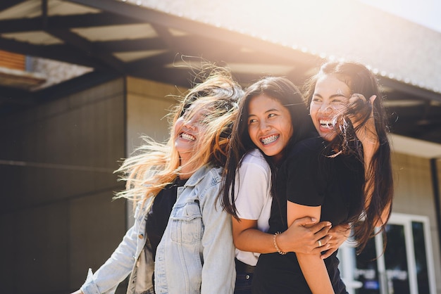 Feliz grupo de jóvenes estilo de vida de nueva generación.